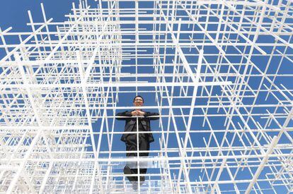 Sou Fujimoto, de 42 años, posa en la estructura de su creación para el Serpentine Gallery Pavilion 2013. El arquitecto japonés, admirador de Einstein y Gaudí, ha pretendido crear "un paisaje artificial" en el que la transparencia de la malla metálica dialoga con la atmósfera y con las formas orgánicas de las nubes y los árboles. La directora del museo, Julia Peyton-Jones, y el codirector, Hans Ulrich Obrist, consideran a Fujimoto "un visionario" de la arquitectura. Obrist ha destacado especialmente "el efecto micro-macro" del pabellón.