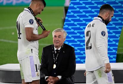 Casemiro y Ancelotti, tras la entrega de medallas.