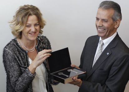 Flora Pérez Marcote, y el director de Proxecto Home, Ramón Gómez Crespo