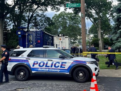 Policías del condado de Suffolk en detención de sospechoso en Massapequa Park, el 14 de julio 2023.