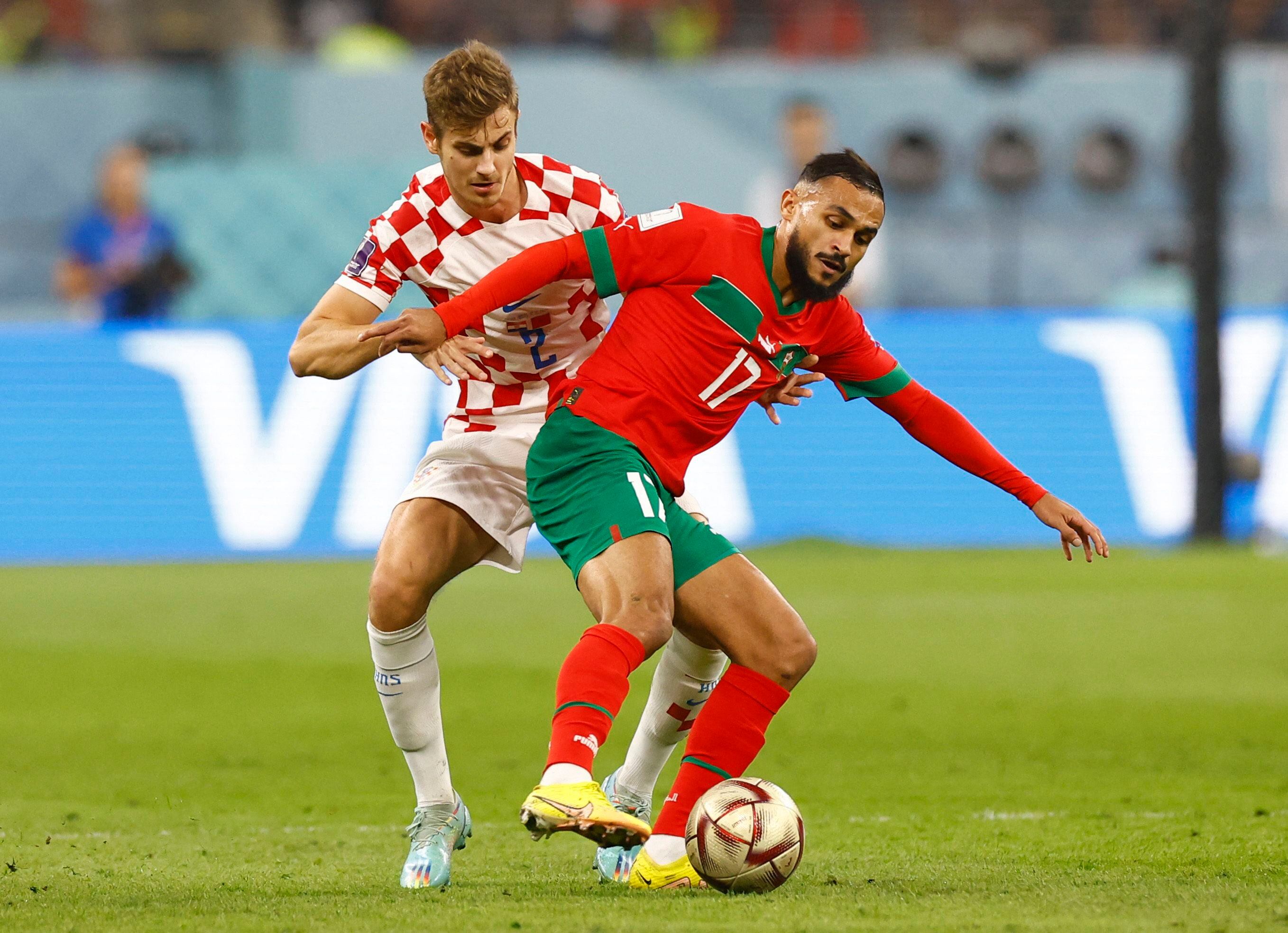 Boufal juega el balón ante Stanisic.