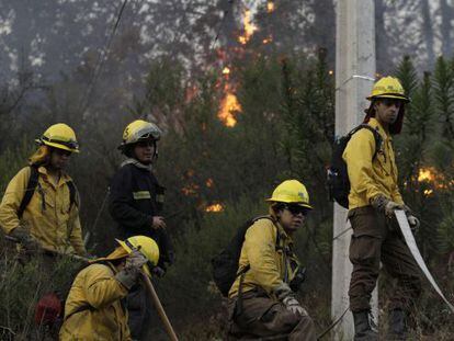 Los bomberos trabajan en el incendio de Valpara&iacute;so. 