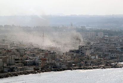 Una columna de humo se eleva desde el barrio Al Ramel de Lataki, donde se encuentra un campo de refugiados palestinos