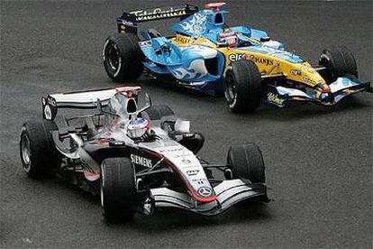 Alonso, tras Raikkonen en un momento de la carrera.
