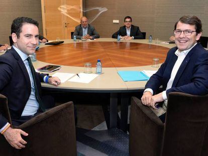 Alfonso Fernández Mañueco, junto al secretario general del PP, Teodoro García Egea.