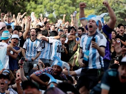Fanáticos argentinos celebran en un parque de Buenos Aires tras ver en pantalla gigante el triunfo de la selección de Argentina ante Polonia. el 30 de noviembre de 2022.