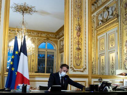 Macron, en su despacho, durante una conversación telefónica con el entonces presidente electo de Estados Unidos, Joe Biden, en noviembre de 2020.