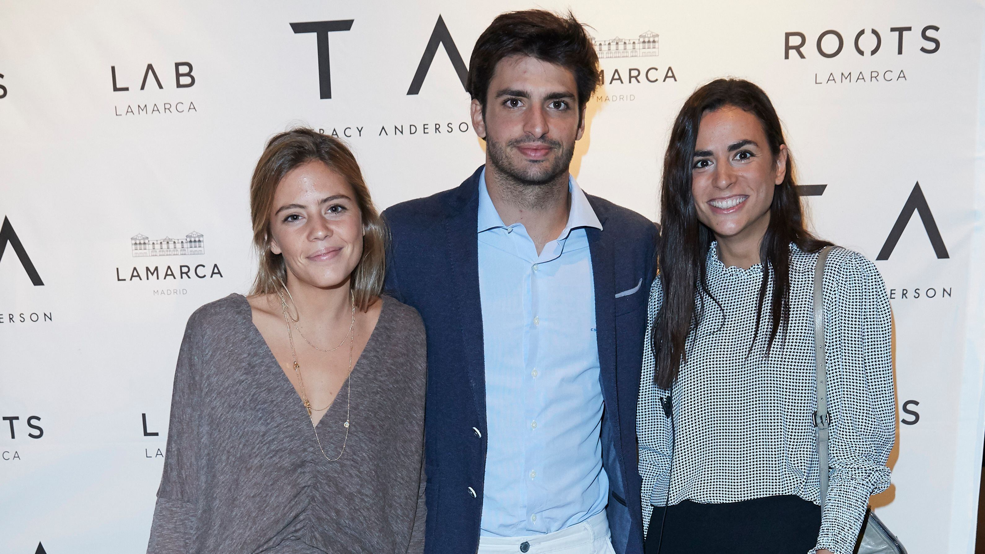 Carlos Sainz Jr con su novia Isabel Hernáez y su hermana Blanca, a la derecha.