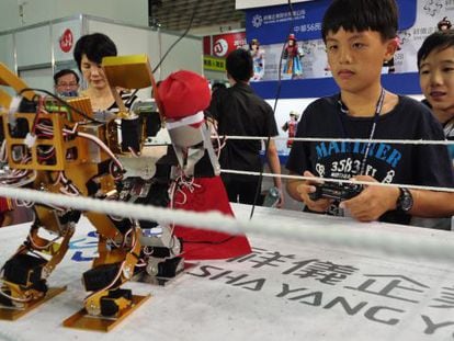 Un visitante en la &uacute;ltima edici&oacute;n del Taipei International Robot Show, una de las ferias tecnol&oacute;gicas con m&aacute;s tir&oacute;n de Asia. 