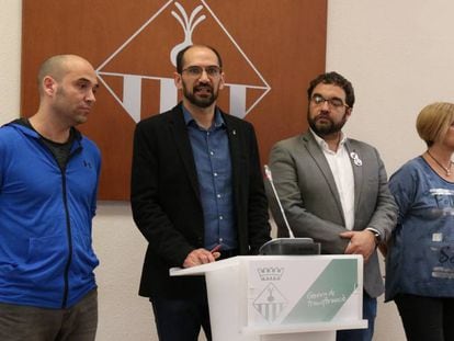 El alcalde de Sabadell, Maties Serracant (centro), hoy valorando la imputación.