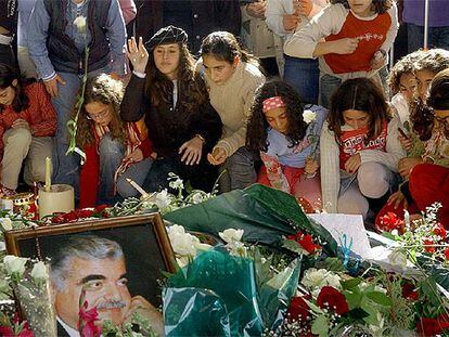 Jóvenes libanesas rezaban ayer en la tumba del asesinado ex primer ministro Rafik Hariri.