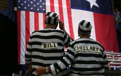 Dos seguidores de Trump disfrazados de presos con los nombres de Bill y Hillary. El lema "Lock Her Up" defendido en la convención republicana se ha extendido para pedir prisión para la candidata demócrata".
