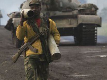 Un soldado del Gobierno carga casquillos vac&iacute;os en la carretera principal de Goma, Congo.