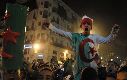 La hinchada argelina se echa a las calles de la capital Argel para celebrar el triunfo contra Burkina Faso.