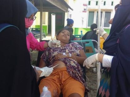 Foto: Personal médico atiende tras los terremotos de Indonesia. Vídeo: Llegada del tsunami a la costa