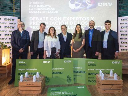 Los seleccionados en la convocatoria DKV Impacta junto a Josep Santacreu, consejero delegado de DKV.