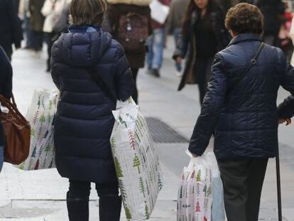 Varias mujeres tras hacer compras en la zona de la madrileña Puerta del Sol.