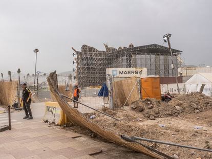 Miembros de seguridad en la entrada de las instalaciones del festival, después de que se haya derrymbado parte del escenario principal.