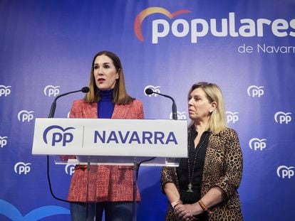 La senadora navarra Ruth Goñi (i) en rueda de prensa junto a la secretaria general del PPN, Amelia Salanueva (d), en la sede PP Navarra (Pamplona), este lunes.