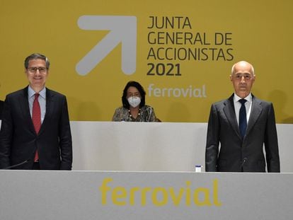 Rafael del Pino (a la izquierda), presidente de Ferrovial, e Ignacio Madridejos, consejero de la compañía, en la junta de accionistas de 2021.