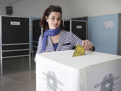 Laura Boldrini, presidenta de la Cámara de Diputados de Italia, vota en el referéndum del domingo.