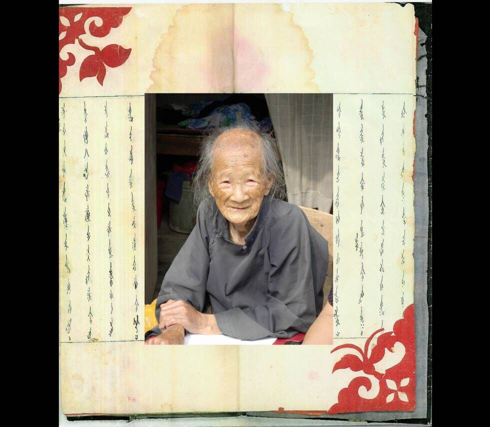 Yang Huanyi, la última persona capaz de leer y escribir en nushu, un sistema de escritura codificada usada durante siglos por las mujeres chinas.