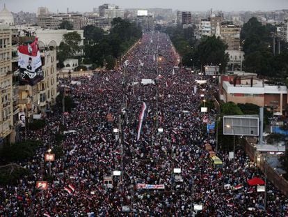 Cientos de miles de opositores de Morsi abarrotan una gran avenida en el exterior del palacio presidencial de Morsi. 