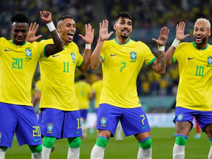 Varios jugadores celebran el primer gol de Brasil.