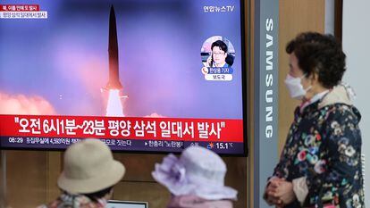 Varias personas observan en una pantalla el disparo del misil desde Corea del Norte, en Seúl, este jueves.