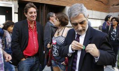 Llamazares se coloca una chapa de apoyo a los profesores madrileños