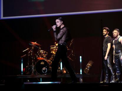 El cantante Pol Granch actúa durante la gala inaugural del XXV Festival de Cine de Málaga.