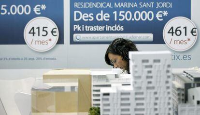 Una promotora en un salón inmobiliario