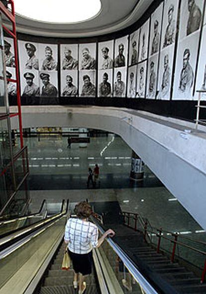 <i>Retratos decisivos</i>, instalación de Joachim Schmid en la boca de metro de Nuevos Ministerios.