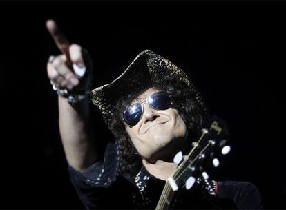 Bunbury, durante un momento de su concierto de ayer en el Palacio de los Deportes.