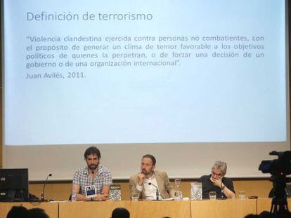Los historiadores Raúl López Romo y Luis Castells flanquean al diputado foral Denis Itxaso en la presentación del libro sobre el Informe Foronda.