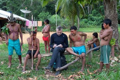El reportero Phillips, colaborador de The Guardian, entrevista a unos indígenas en Roraima en 2019.