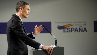 Brussels (Belgium), 15/12/2022.- Spain's Prime minister Pedro Sanchez gives a press conference during EU Summit in Brussels, Belgium, 15 December 2022. European leaders plan to discuss Russia's war against Ukraine, energy and economy, security and defence, the EU'Äôs southern neighbourhood and external relations. (Bélgica, Rusia, España, Ucrania, Bruselas) EFE/EPA/OLIVIER HOSLET
