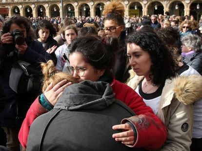 Vista de la concentración en la Plaza Mayor de Salamanca, de los alumnos de la facultad de Bellas Artes, facultad donde cursó sus estudios universitarios Laura Luelmo, asesinada en Huelva.