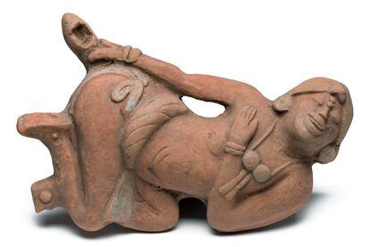 Cerámica maya hallada en Guatemala que representa a un hombre aplicándose un enema ritual y exhibida en Los Ángeles County Museum of Art.