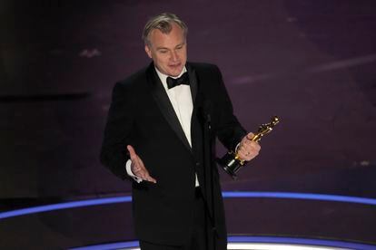 Christopher Nolan habla al auditorio tras recibir el oscar a mejor director por la película 'Oppenheimer'. La película realizada por el matrimonio de Nolan y Emma Thomas (productora) fue la más ganadora de la noche, con siete estatuillas, incluyendo mejor película, mejor actor protagónico y de reparto, mejor fotografía y mejor música original.