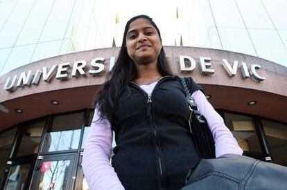 Amandeep Sandhu, a la entrada de la Universidad de Vic.