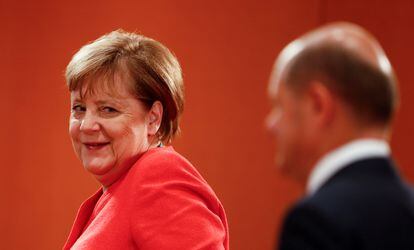 La canciller alemana Angela Merkel, junto al vicecanciller Olaf Scholz.