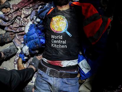 El cuerpo sin vida de una persona que vestía una camiseta de la ONG World Central Kitchen yace en el suelo del hospital Al Aqsa de Deir al Balah, en Gaza, este lunes.