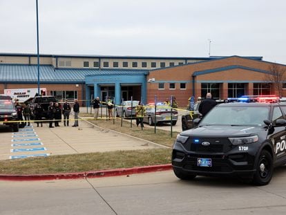 Vehículos de Policía frente al instituto de educación secundaria de Perry, en Iowa (EE UU)