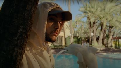 C. Tangana, en una secuencia de su nuevo videoclip, 'La culpa', en el que canta con Omar Montes, Canelita y Daviles de Novelda.