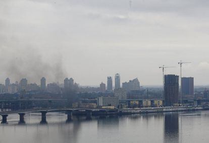 Una columna de humo sale desde los alrededores del Ministerio de Defensa de Ucrania, tras el ataque autorizado por Vládimir Putin.