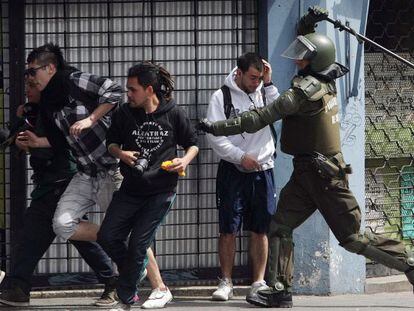 La polic&iacute;a reprime una manifestaci&oacute;n de estudiantes no autorizada en Santiago de Chile, el jueves 13.