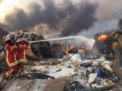 La deflagración ha generado una enorme onda expansiva, que se ha podido sentir en toda la capital desde varios kilómetros de distancia. Las autoridades aún no han confirmado la causa de la explosión. En la imagen, los bomberos intentan extinguir el incendio originado tras la explosión en Beirut.