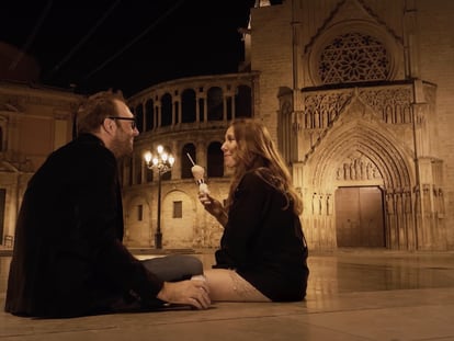 Luke Eve y María Albiñana, en una imagen de 'Recancelled' rodada en la plaza de la Virgen de Valencia.