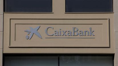 El logotipo de CaixaBank en una sucursal de CaixaBank en Málaga, España.